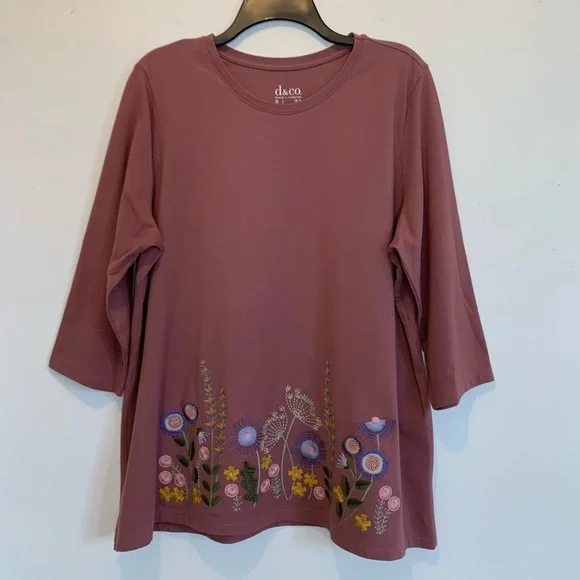 New D&Co Floral Embroidery Relaxed Top - Picture 1 of 7